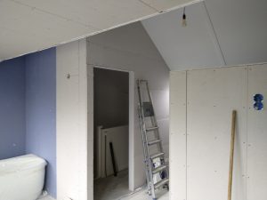 Verbouwing zolder naar gedeelde slaapkamer/werkruimte met bad